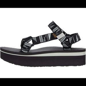 Teva Flatform Universal Sandal in Chara Black